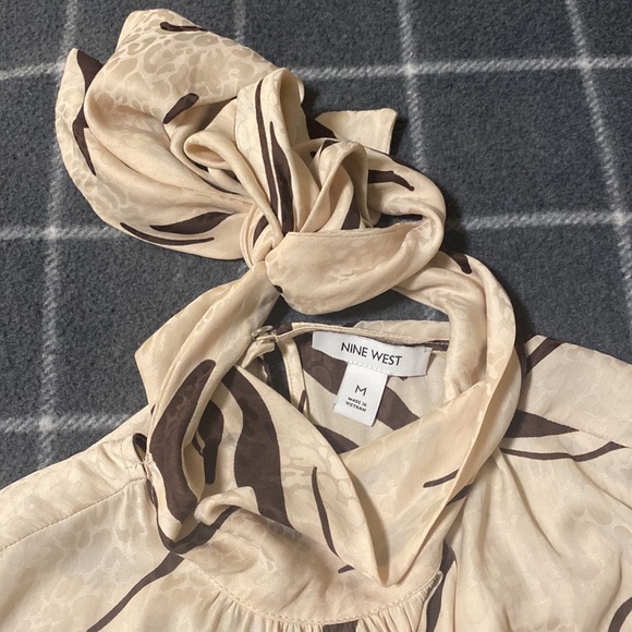 Nine West size Medium animal print top with tie neck - Picture 2 of 3